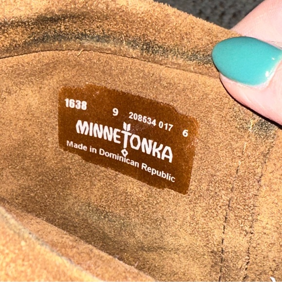 Minnetonka moccasin fringe boots - Picture 4 of 8